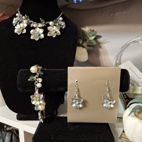 Premier Des Necklace bracelet & earrings set with flowers W/bluegreen stones